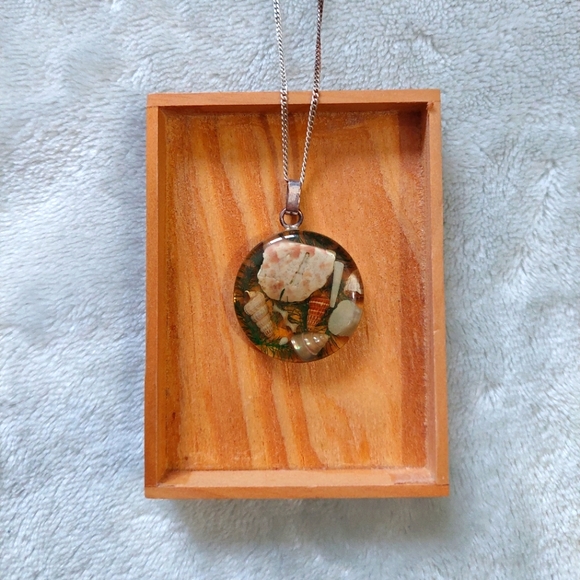 Seashell and algae resin pendant necklace - Picture 1 of 3